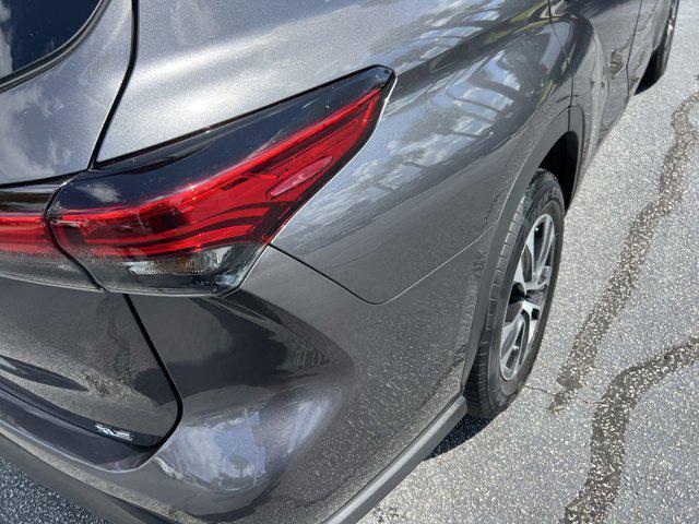 used 2022 Toyota Highlander car, priced at $34,998