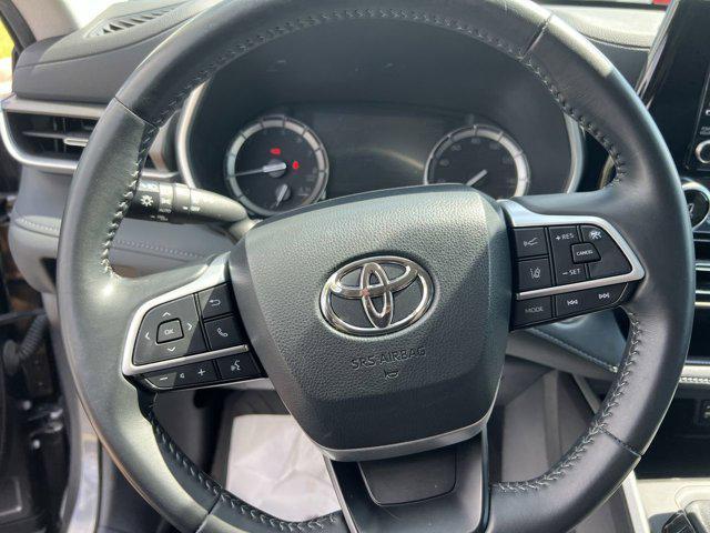 used 2022 Toyota Highlander car, priced at $34,998