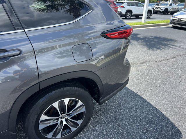 used 2022 Toyota Highlander car, priced at $34,998