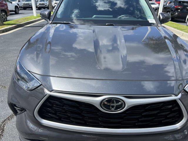 used 2022 Toyota Highlander car, priced at $34,998