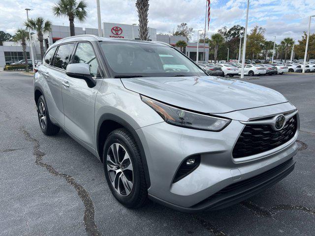 used 2022 Toyota Highlander car, priced at $33,998