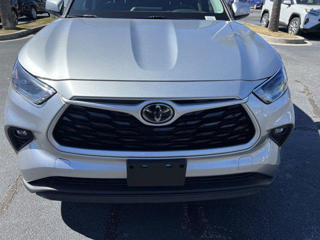 used 2021 Toyota Highlander car, priced at $32,888