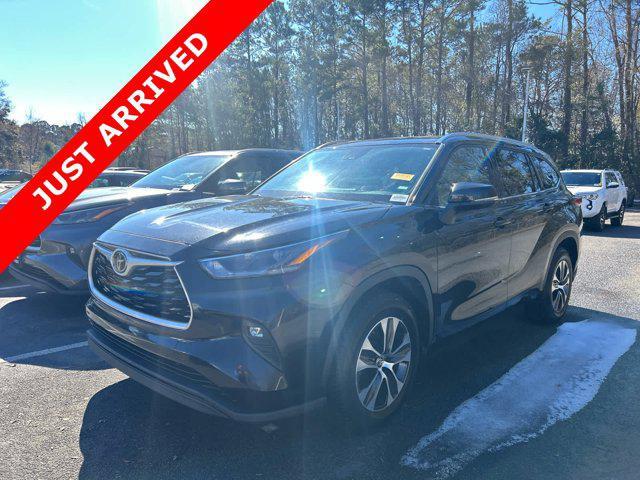 used 2021 Toyota Highlander car, priced at $30,678