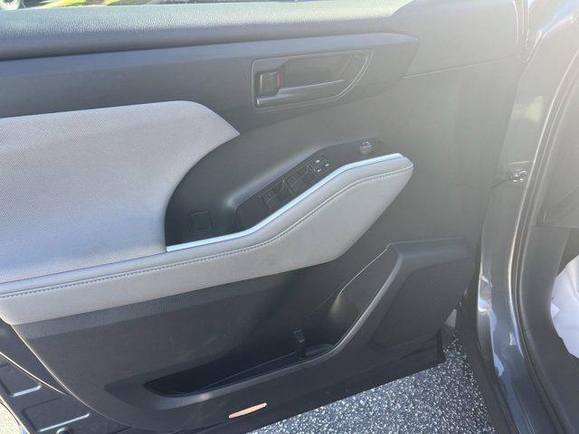 used 2023 Toyota Highlander car, priced at $32,995
