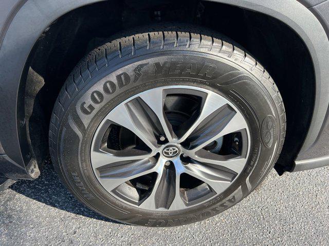 used 2022 Toyota Highlander car, priced at $33,998