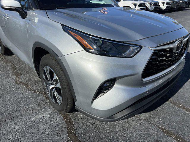 used 2022 Toyota Highlander car, priced at $34,498