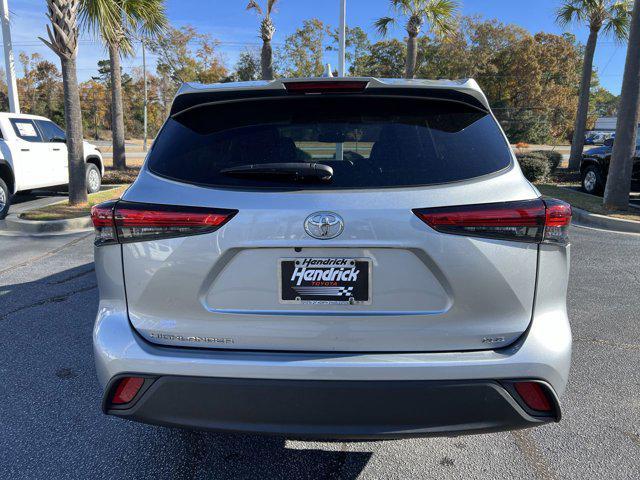 used 2022 Toyota Highlander car, priced at $34,498