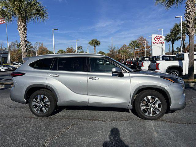 used 2022 Toyota Highlander car, priced at $34,498