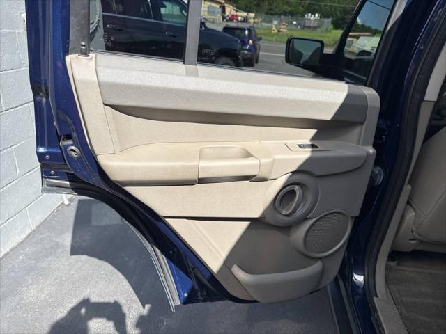 used 2006 Jeep Commander car, priced at $7,999