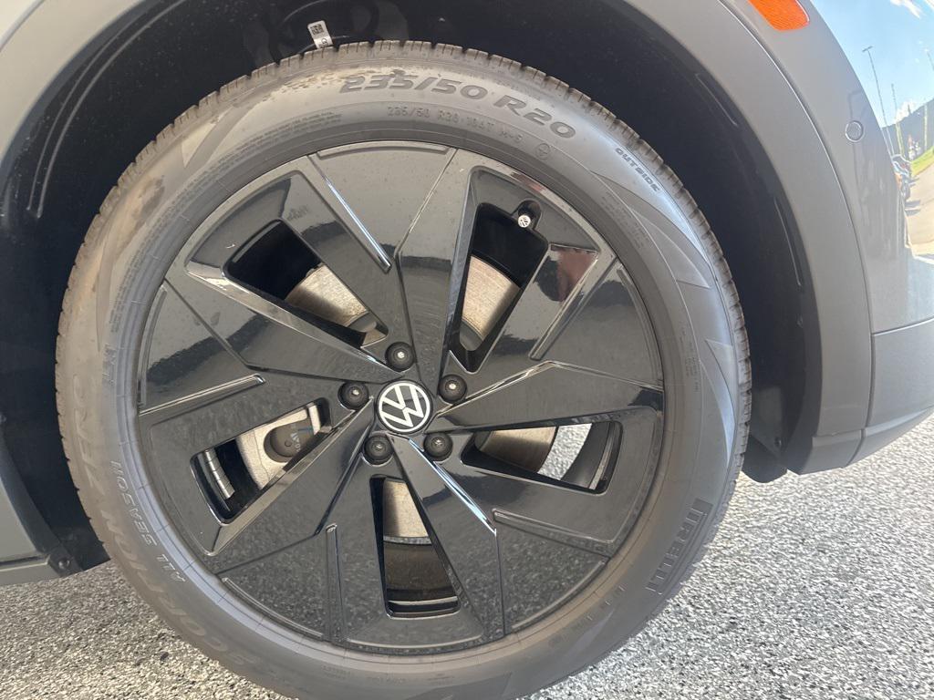new 2025 Volkswagen ID.4 car, priced at $45,973