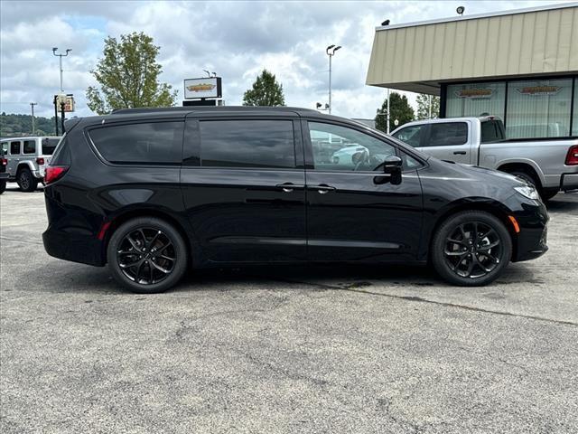 new 2024 Chrysler Pacifica car, priced at $38,669