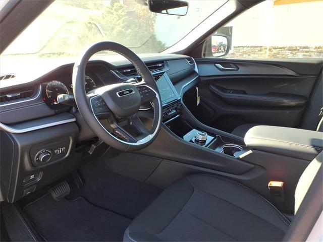 new 2025 Jeep Grand Cherokee car, priced at $38,006