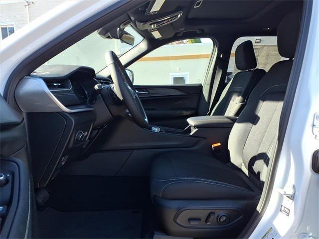 new 2025 Jeep Grand Cherokee car, priced at $38,006