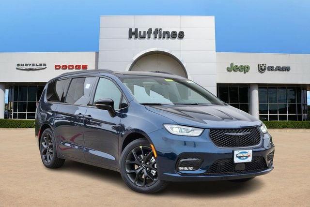 new 2025 Chrysler Pacifica car, priced at $51,738