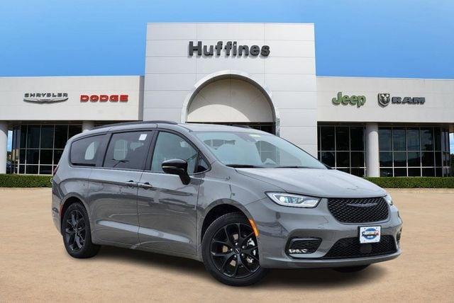 new 2025 Chrysler Pacifica car, priced at $49,483