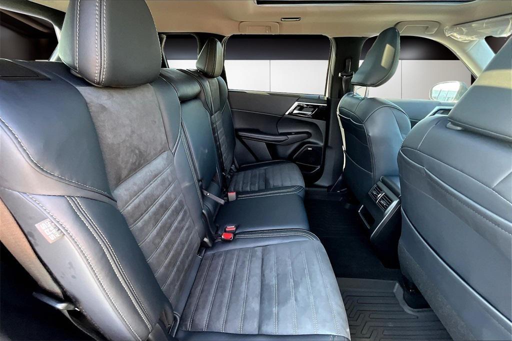 new 2025 Mitsubishi Outlander car, priced at $44,260