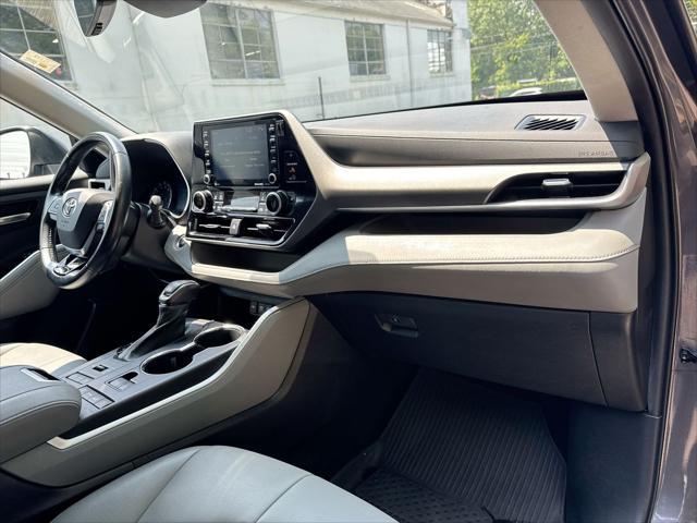 used 2021 Toyota Highlander car, priced at $32,000