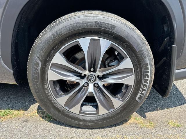 used 2021 Toyota Highlander car, priced at $32,000