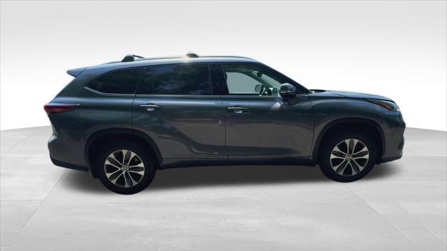 used 2021 Toyota Highlander car, priced at $32,000