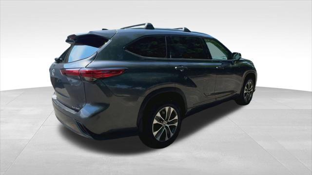 used 2021 Toyota Highlander car, priced at $32,000
