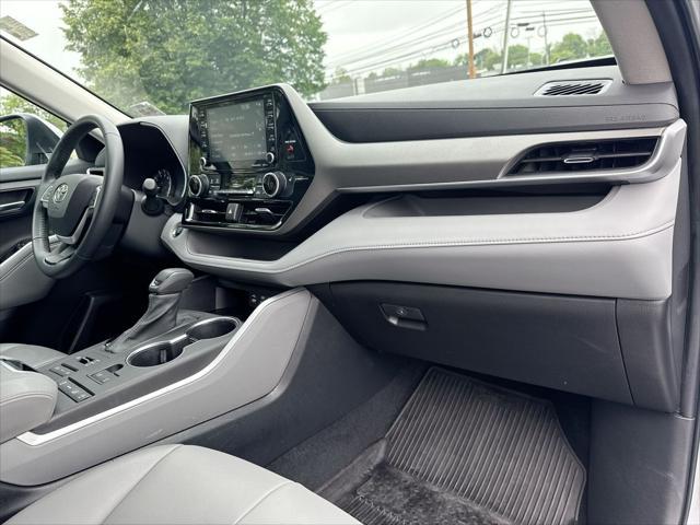 used 2022 Toyota Highlander car, priced at $35,078
