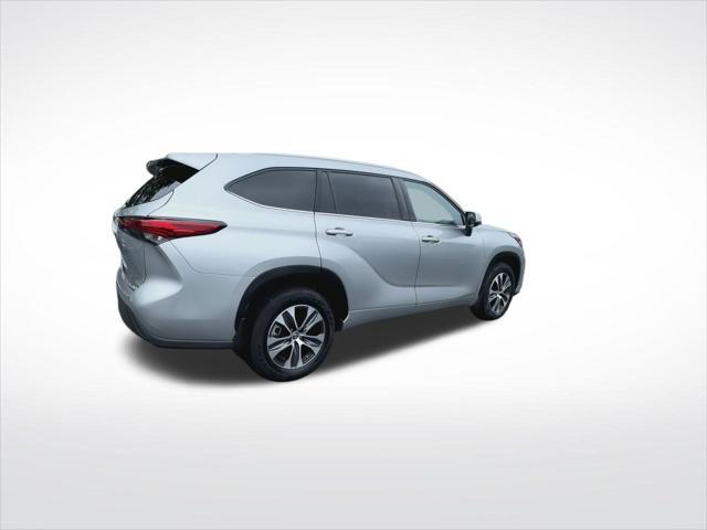 used 2022 Toyota Highlander car, priced at $35,078