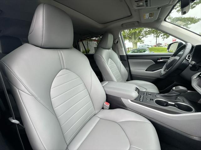 used 2022 Toyota Highlander car, priced at $35,078