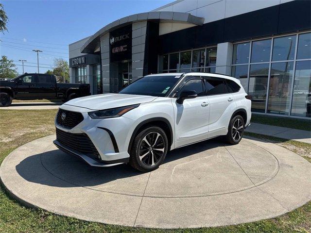 used 2022 Toyota Highlander car, priced at $34,500