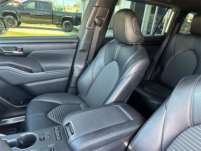 used 2022 Toyota Highlander car, priced at $34,500