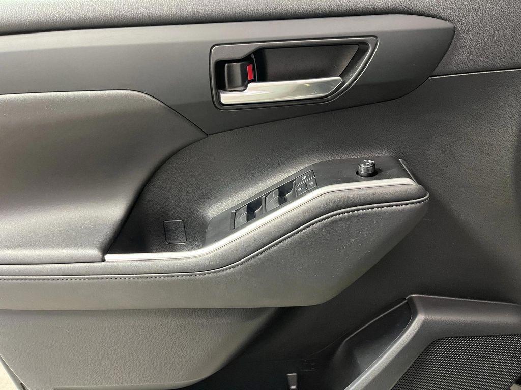 used 2022 Toyota Highlander car, priced at $35,995