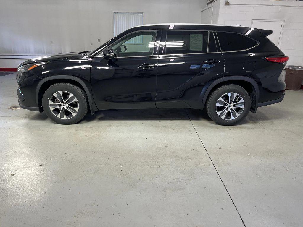 used 2022 Toyota Highlander car, priced at $35,995