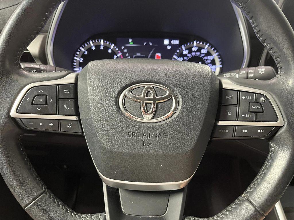 used 2022 Toyota Highlander car, priced at $35,995