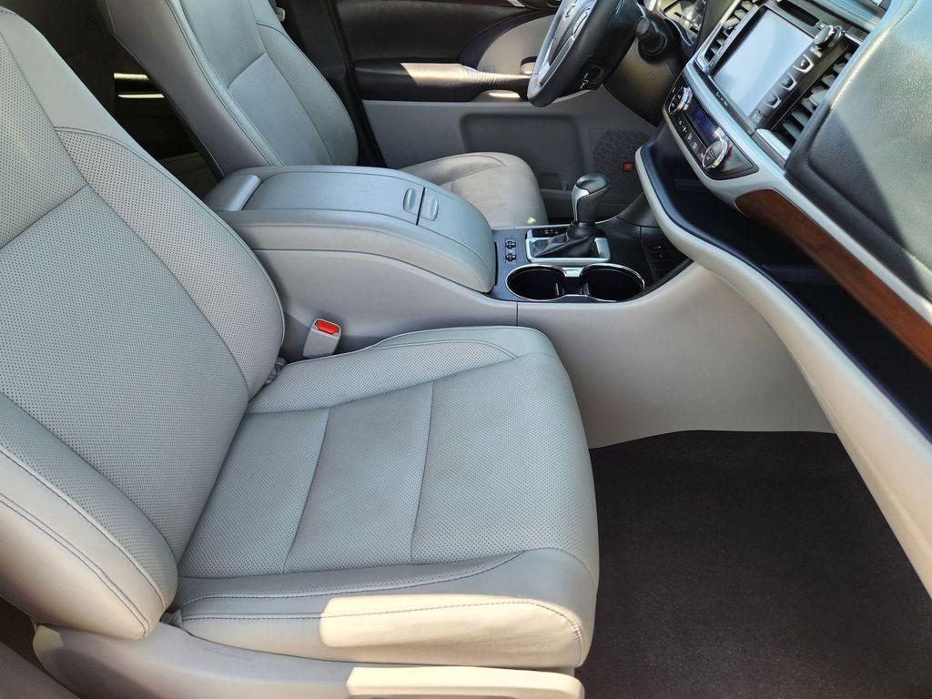 used 2016 Toyota Highlander car, priced at $22,199