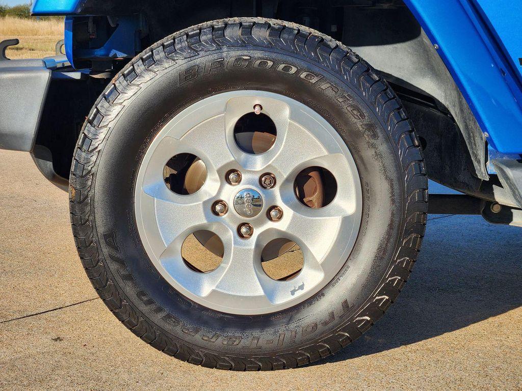 used 2015 Jeep Wrangler Unlimited car, priced at $17,337