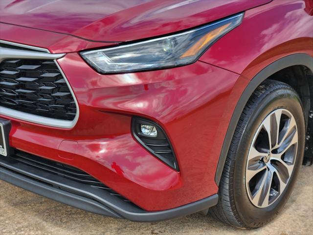 used 2024 Toyota Highlander car, priced at $37,299