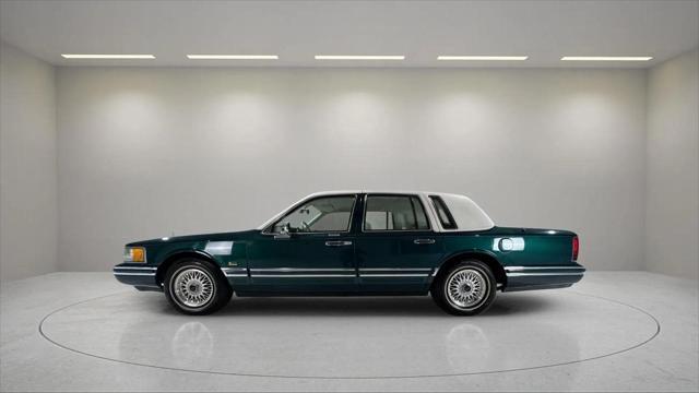 used 1992 Lincoln Town Car car, priced at $11,777