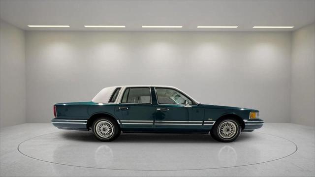 used 1992 Lincoln Town Car car, priced at $11,777