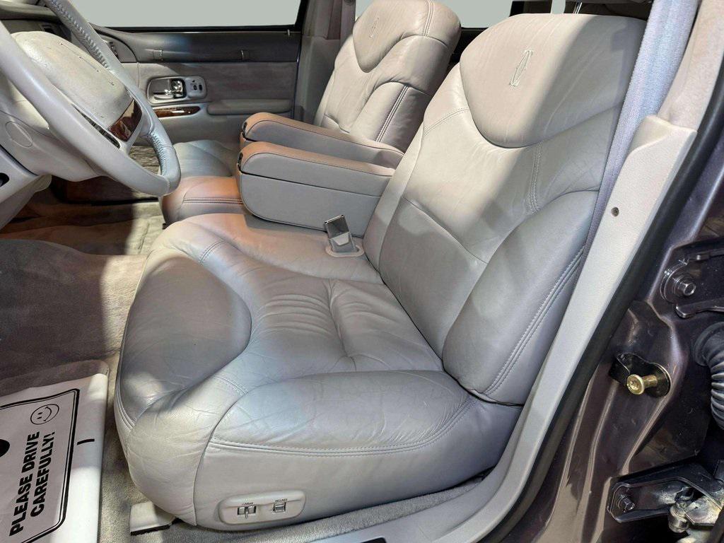 used 1995 Lincoln Town Car car, priced at $13,995