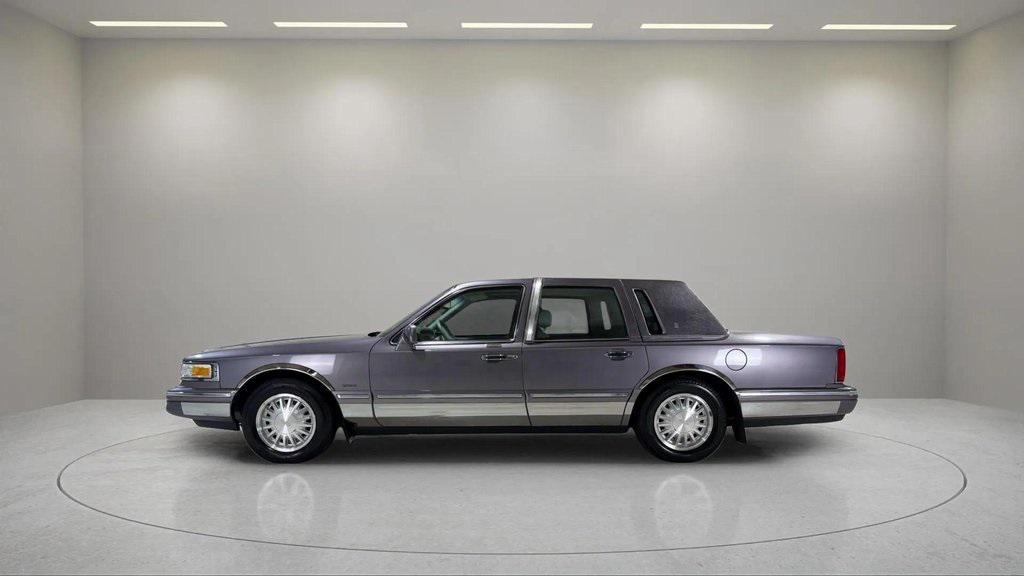 used 1995 Lincoln Town Car car, priced at $13,995