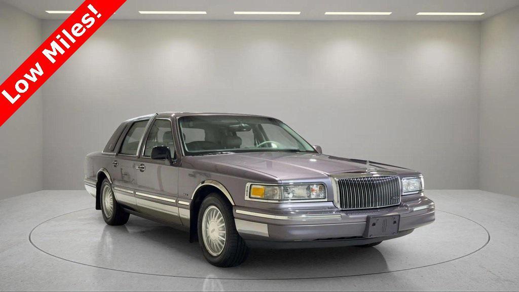 used 1995 Lincoln Town Car car, priced at $13,995