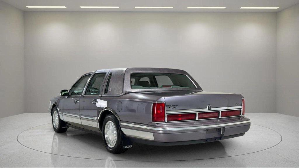 used 1995 Lincoln Town Car car, priced at $13,995