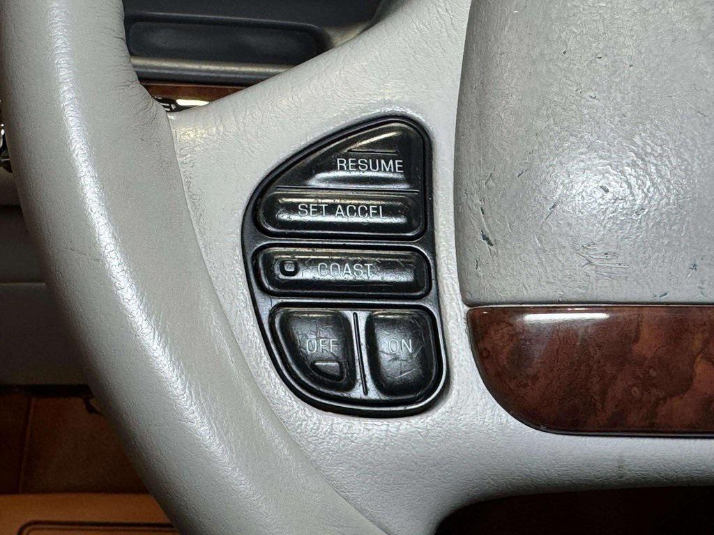 used 1995 Lincoln Town Car car, priced at $13,995