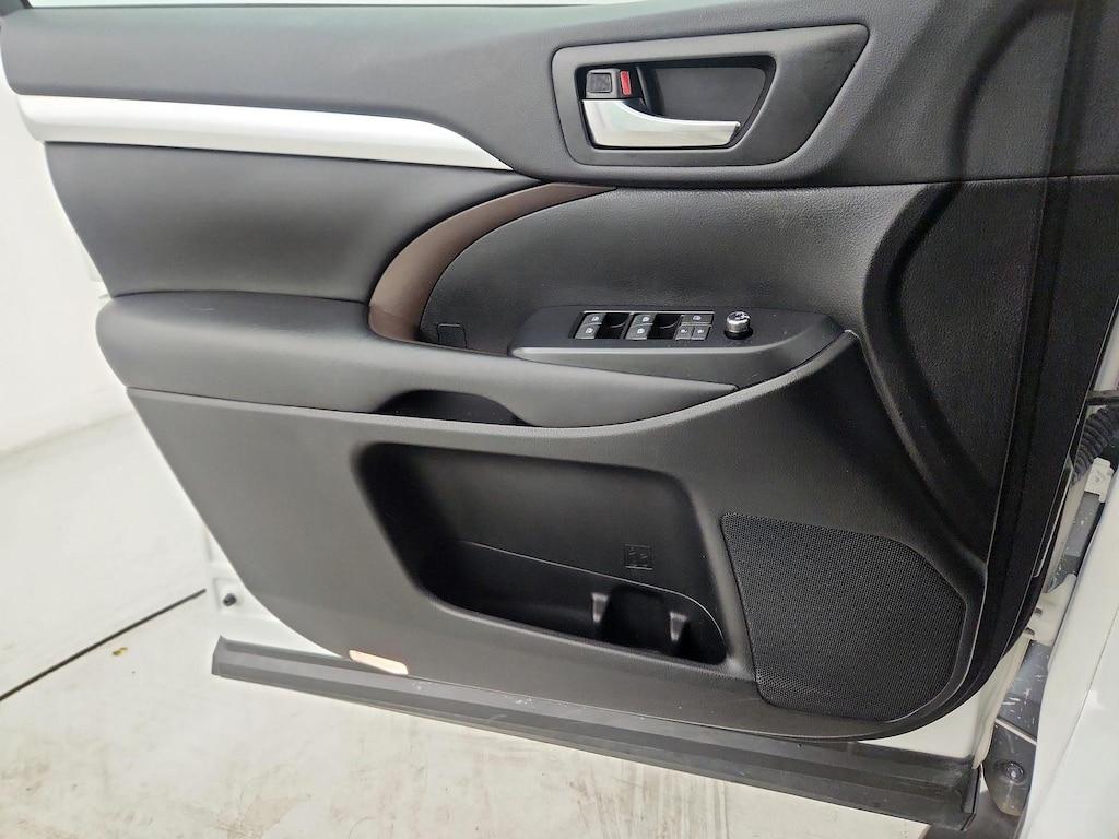 used 2019 Toyota Highlander car, priced at $32,998