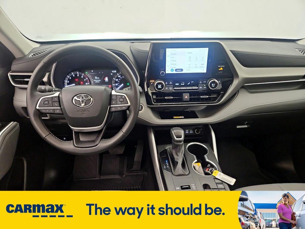 used 2024 Toyota Highlander car, priced at $42,998