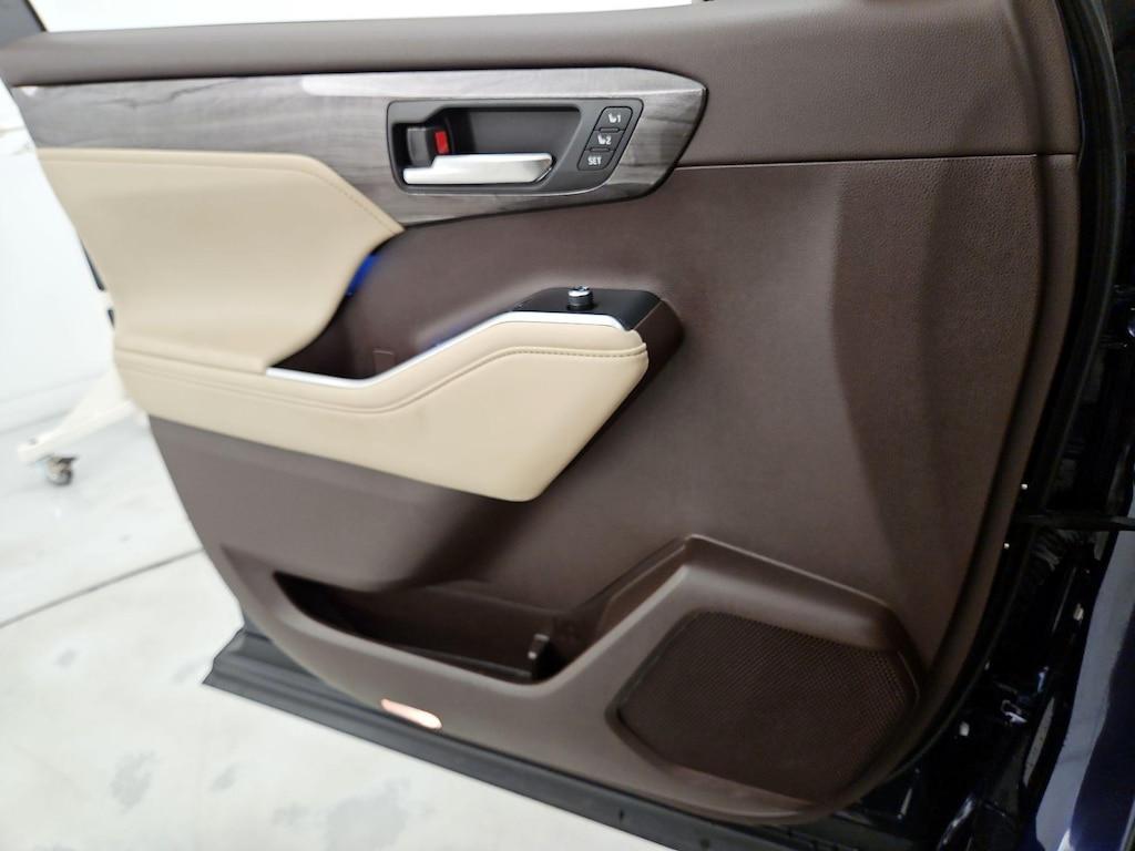 used 2022 Toyota Highlander car, priced at $39,998