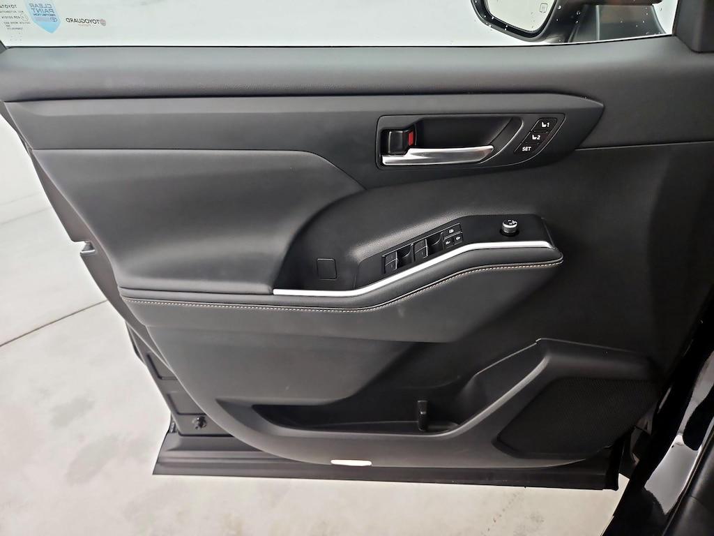 used 2023 Toyota Highlander Hybrid car, priced at $39,998