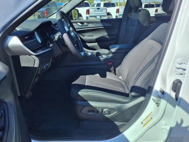 new 2025 Jeep Grand Cherokee car, priced at $38,499