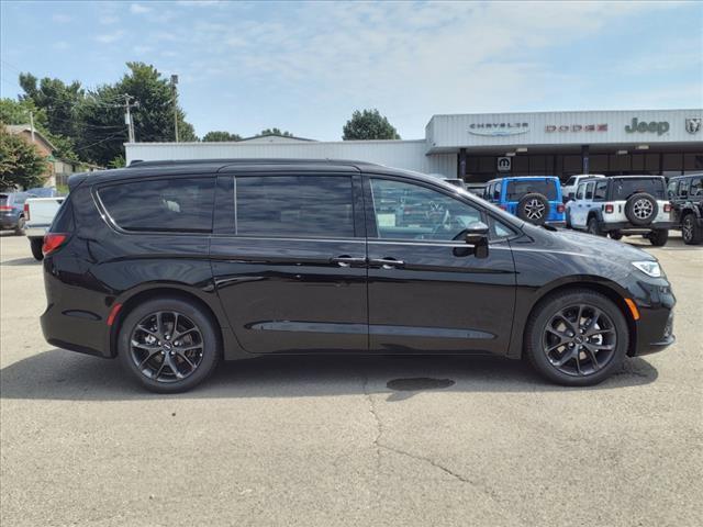 new 2024 Chrysler Pacifica car, priced at $40,162