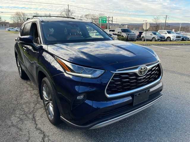 used 2021 Toyota Highlander car, priced at $36,995