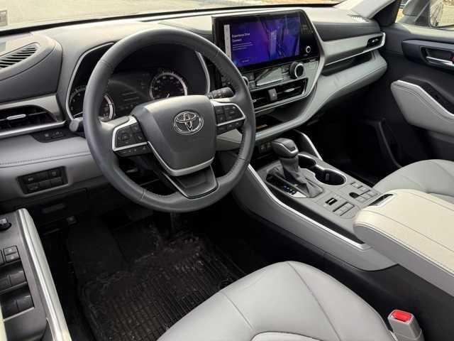 used 2024 Toyota Highlander car